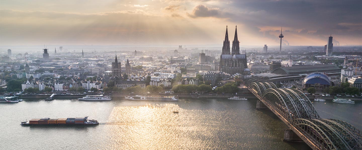 moderne Blitzer-Anlage am Straßenrand