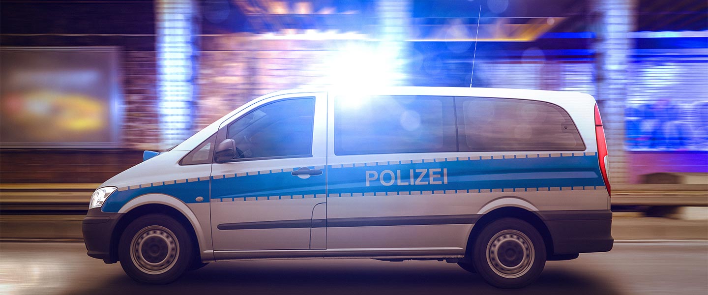 moderne Blitzer-Anlage am Straßenrand